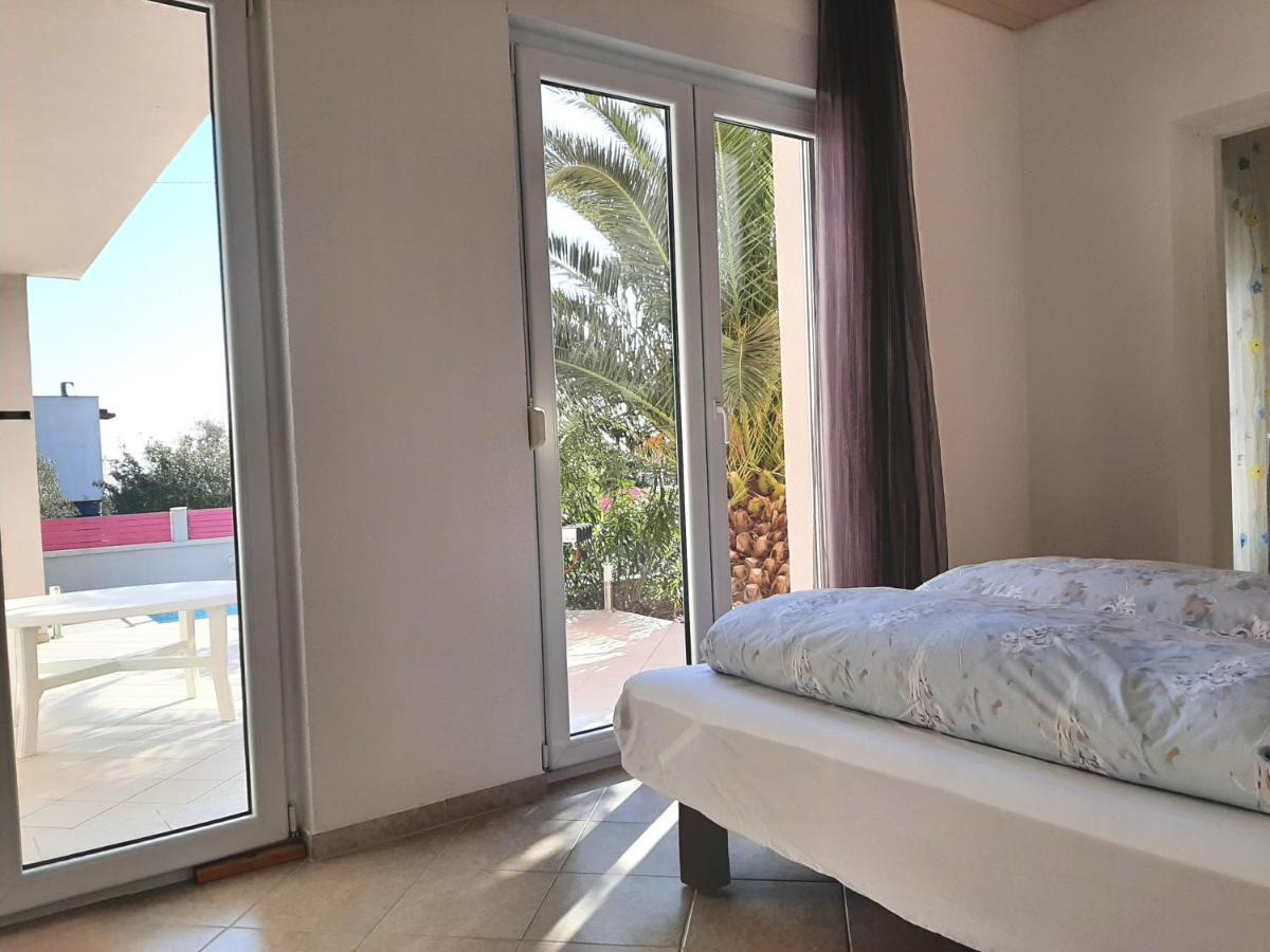 Helles Doppelzimmer Mit Bad, Terrasse Und Pool, Seperater Eingang, Liznjan, Istrien المظهر الخارجي الصورة