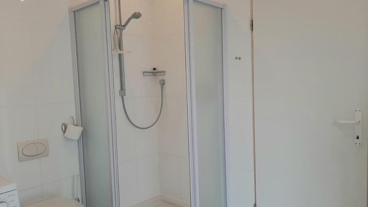 Helles Doppelzimmer Mit Bad, Terrasse Und Pool, Seperater Eingang, Liznjan, Istrien المظهر الخارجي الصورة
