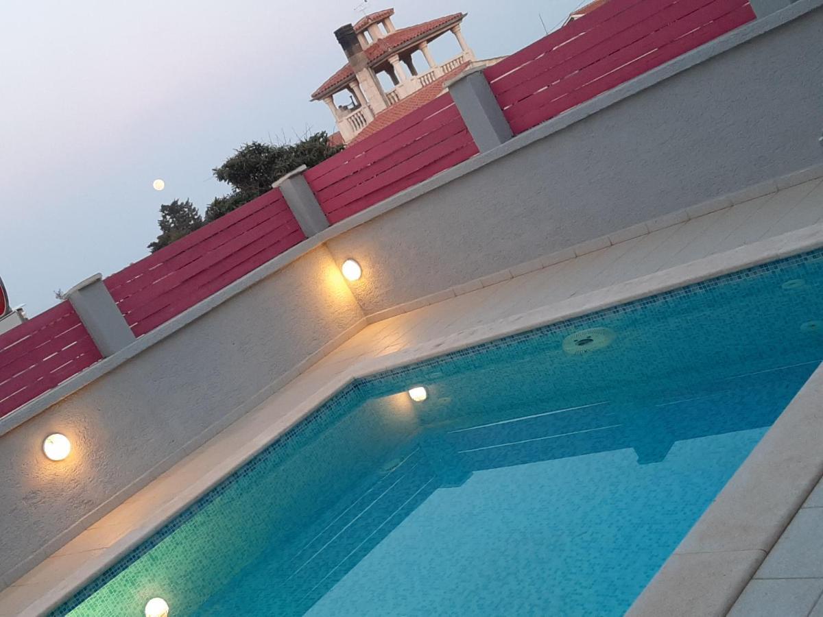 Helles Doppelzimmer Mit Bad, Terrasse Und Pool, Seperater Eingang, Liznjan, Istrien المظهر الخارجي الصورة