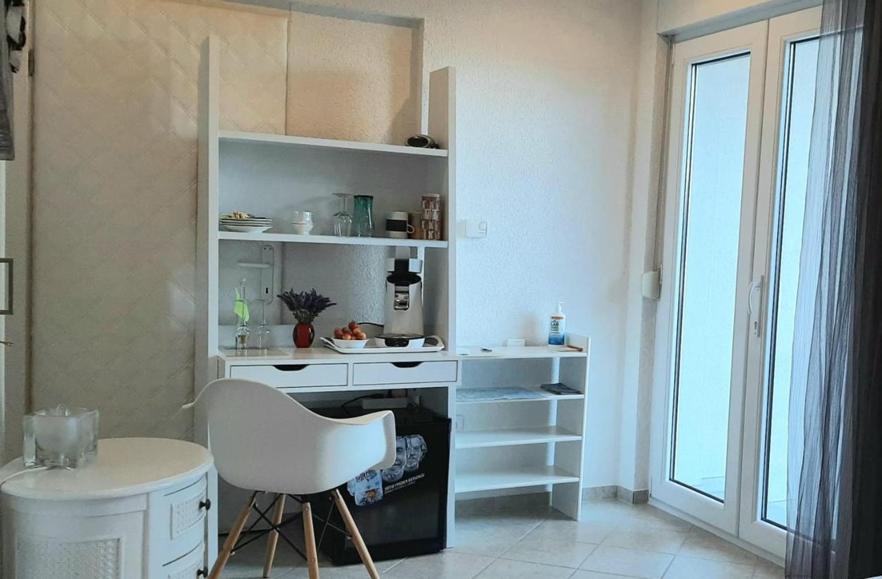 Helles Doppelzimmer Mit Bad, Terrasse Und Pool, Seperater Eingang, Liznjan, Istrien المظهر الخارجي الصورة